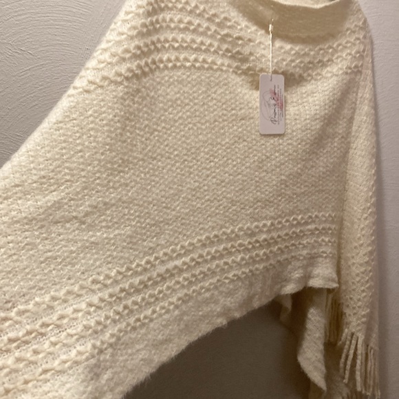 Beige fringed knit poncho - Picture 2 of 4